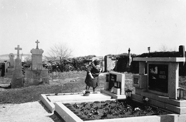 Na hřbitově M.Veseláková